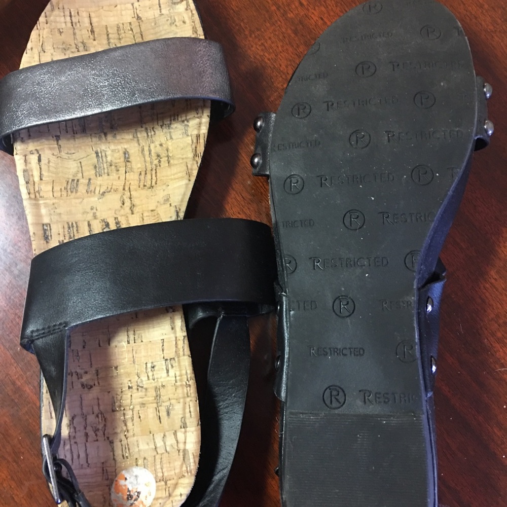Restricted sandals - Picture 2 of 3